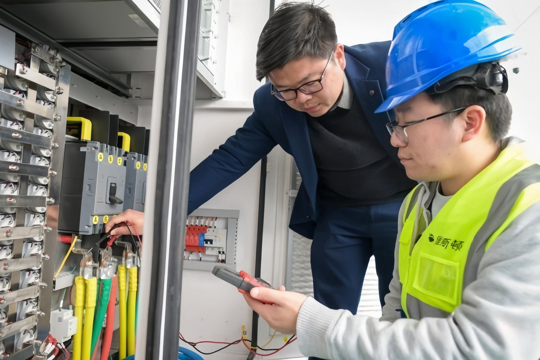 校友夏忠亮 返乡创业，把新能源充电站建到村里